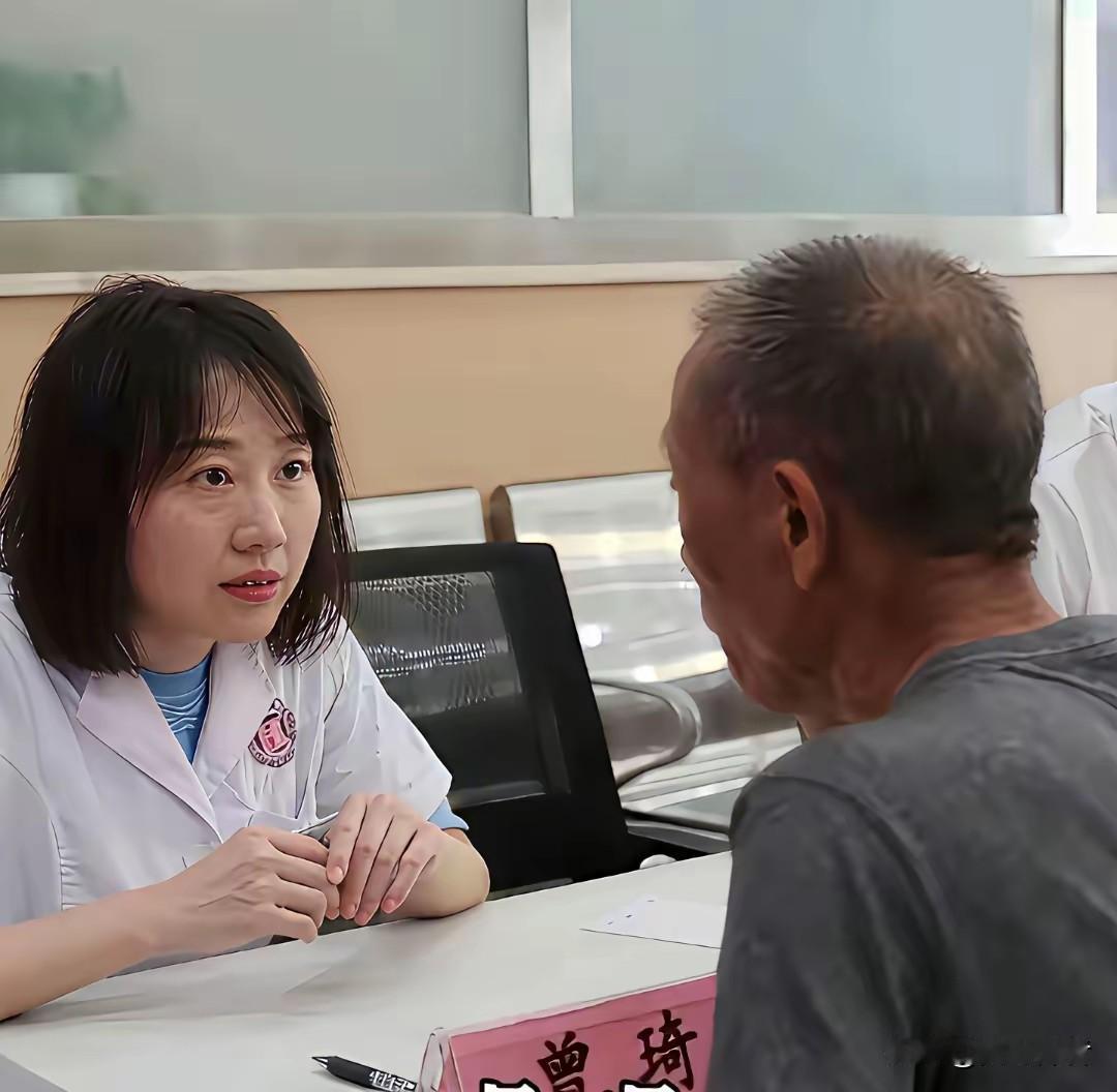 好多到医院看过病的人都在为这个女医生喊冤。从照片上看女医生面若桃花，对待病人很有