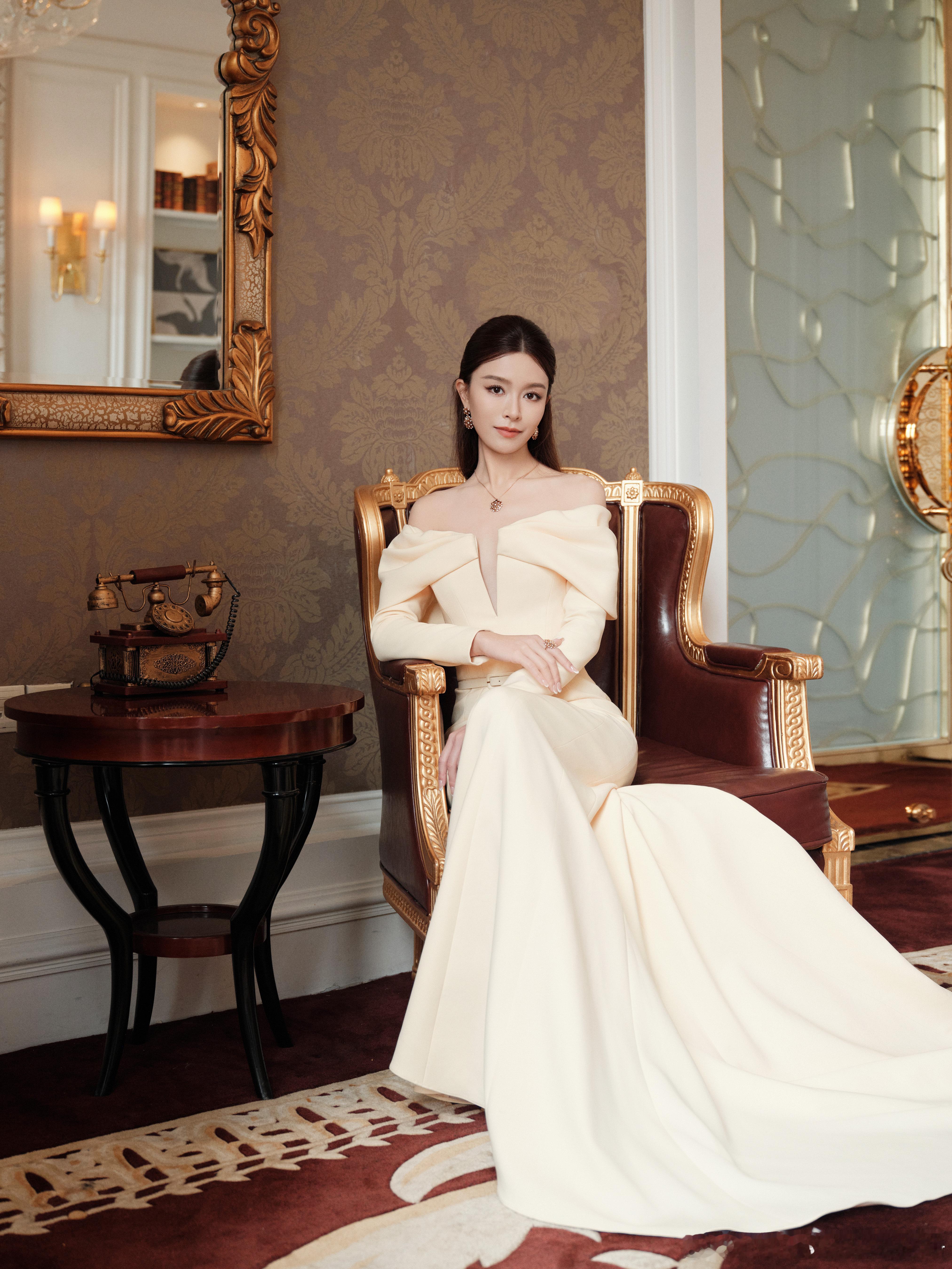 #文咏珊魏大勋正反比耶##文咏珊v领拖尾裙# 文咏珊，你的拼搏有了回报，提名实至