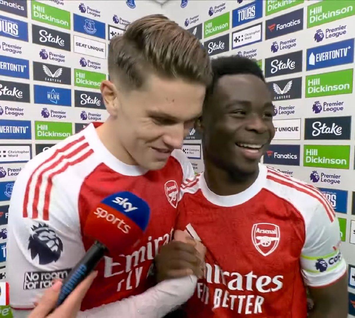 萨卡被评为埃弗顿vs阿森纳 比赛的最佳球员，赛后约克雷斯给他颁奖🏆约克雷斯：“