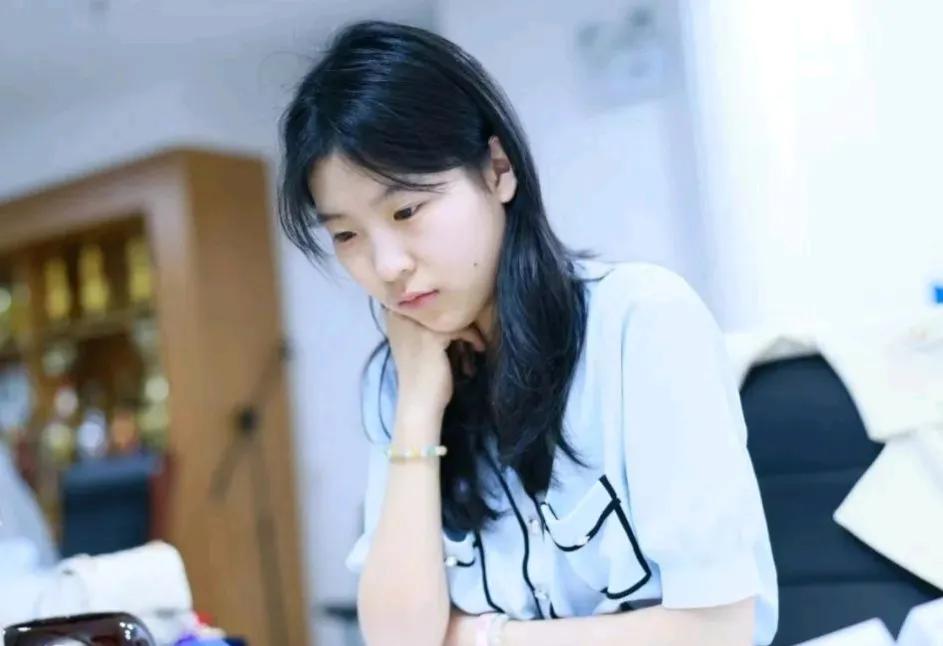 新秀争霸赛热点分享
小魔女失误遗憾出局
最年少棋手晋级八强
女将及业余全部出局
