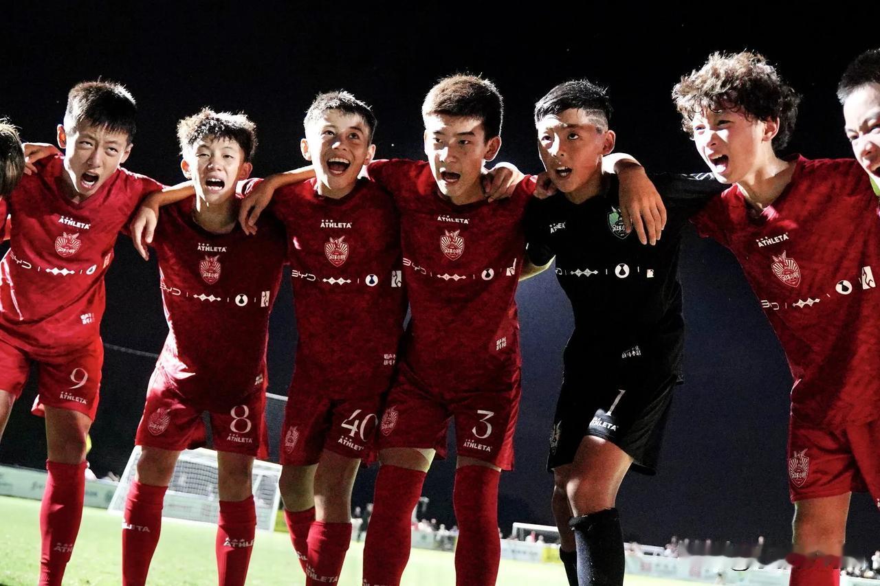 “2034杯”全国小学生足球联赛落下帷幕
恭喜“中国足球小将”夺冠！少年强，则国