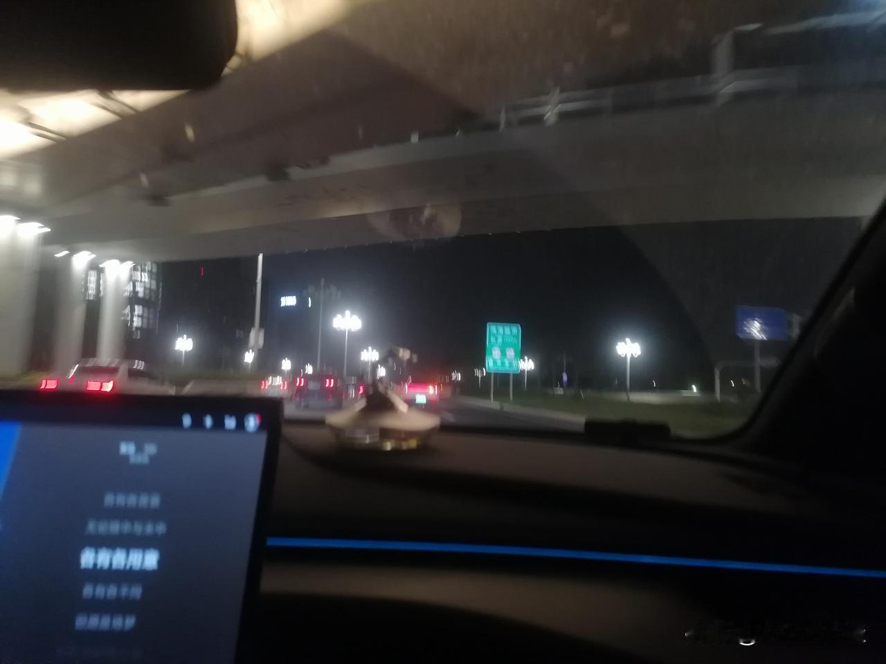 继续往东，加速前进，又进入隧道了，里面好亮堂！