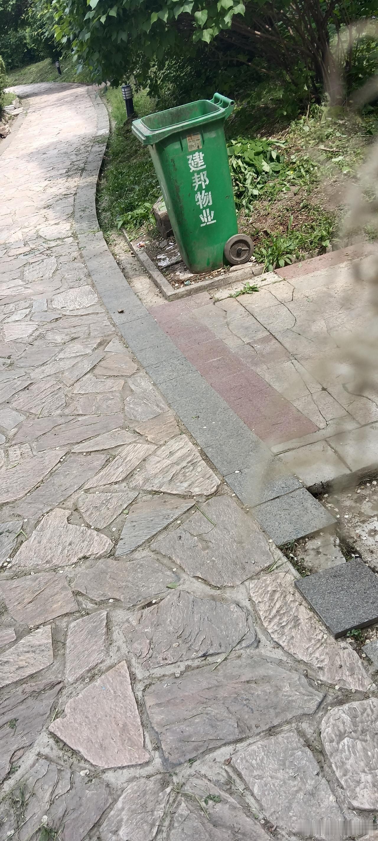 小区里有户业主换了坐便，旧的扔在楼栋垃圾桶旁边。业主应该是觉得“我不要了，当垃圾
