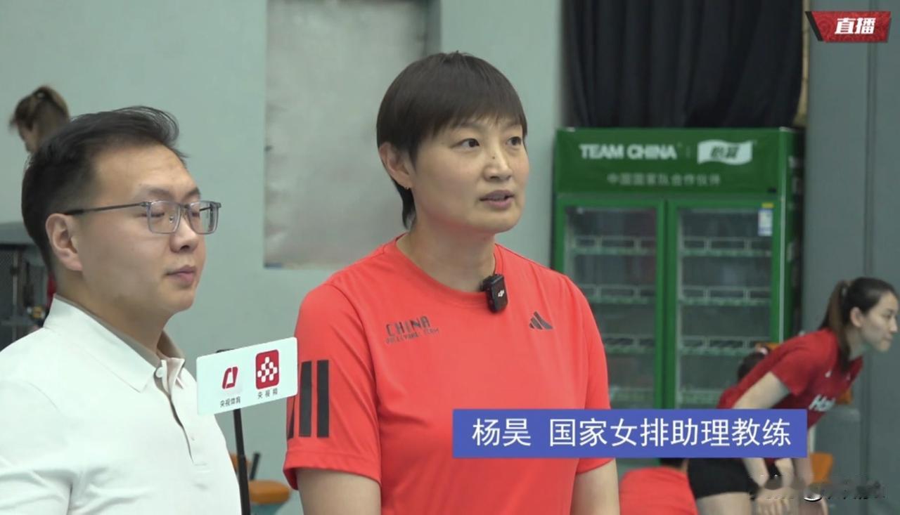 女排集训公开训练课几条信息：

①李盈莹归队比较让人惊喜，她更多时间是进行伤病康