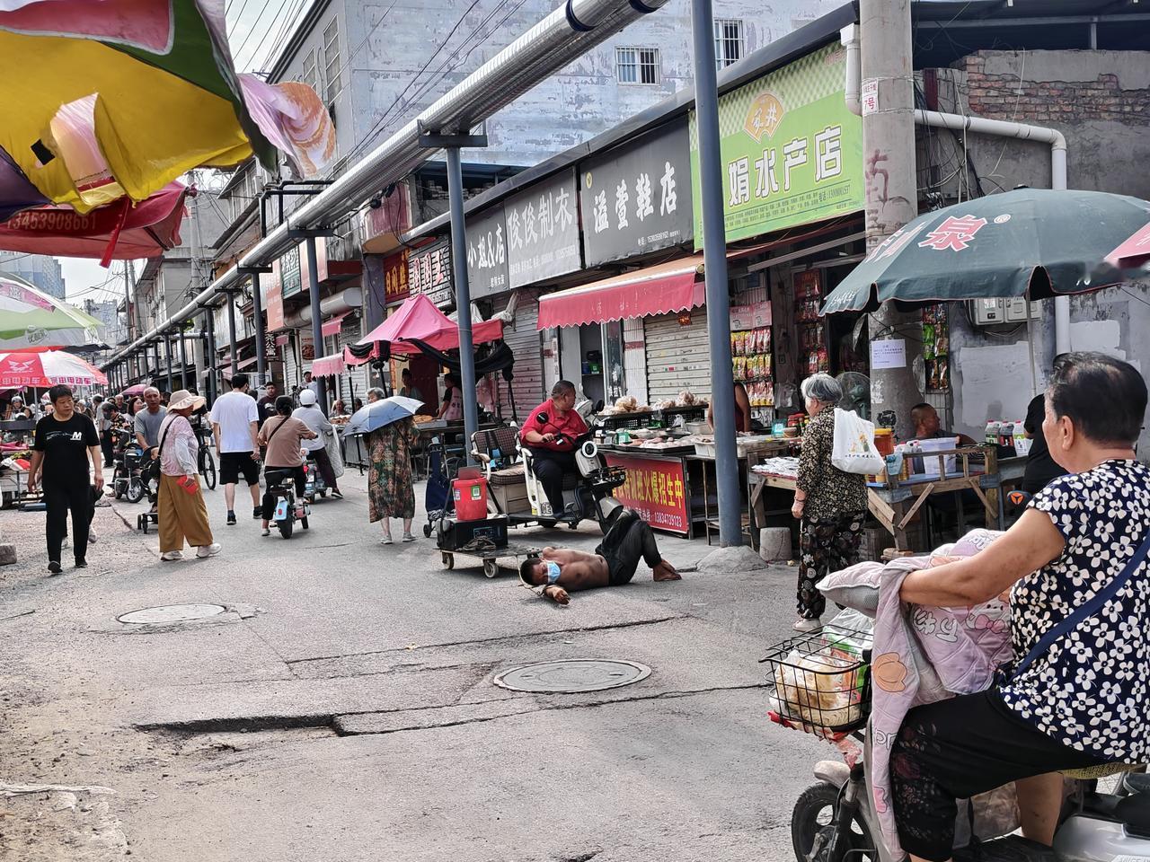 今早，在运城市盐湖区西街早市，看到一个独臂男子，他光裸着上身，用仅存的一只拉着音