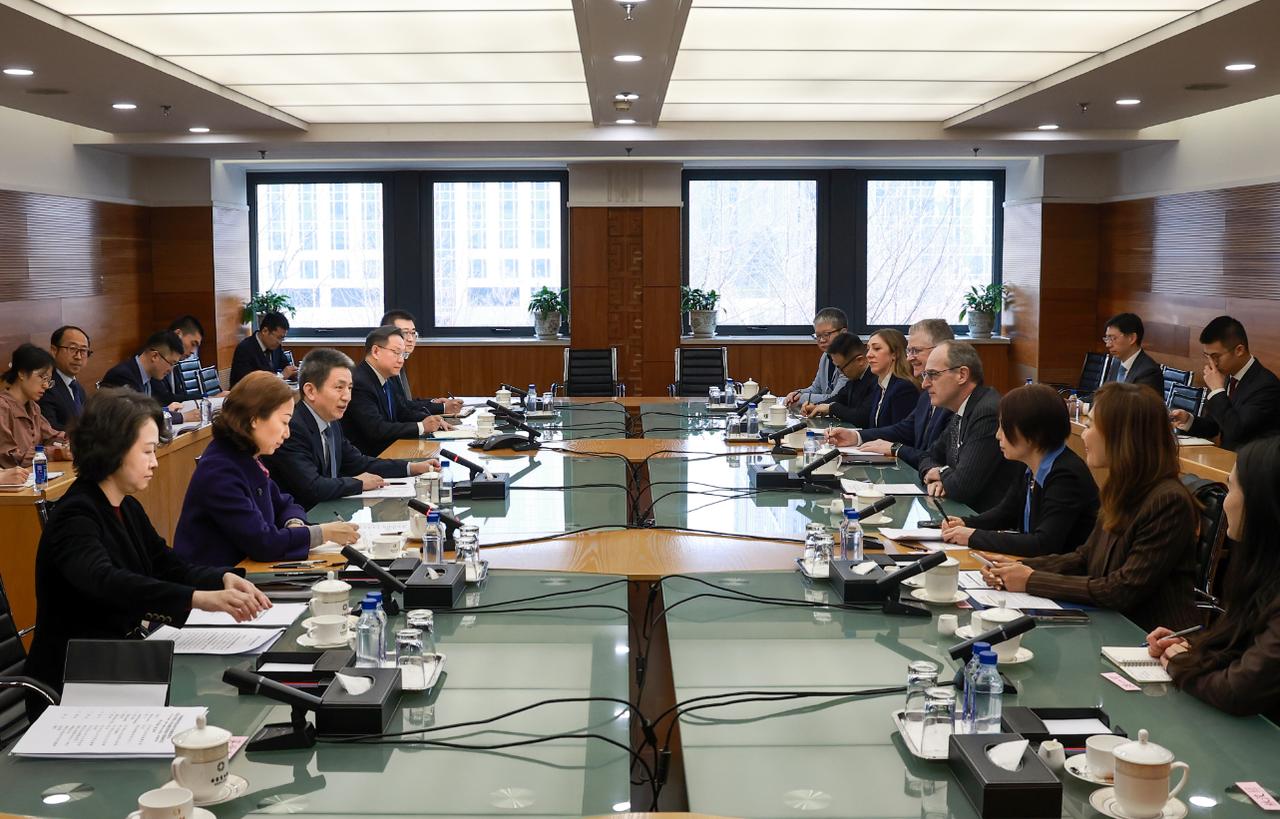 东大和美企谈妥了。3月23日，中国国际贸易谈判代表李成钢和美国拉夫劳伦公司CEO