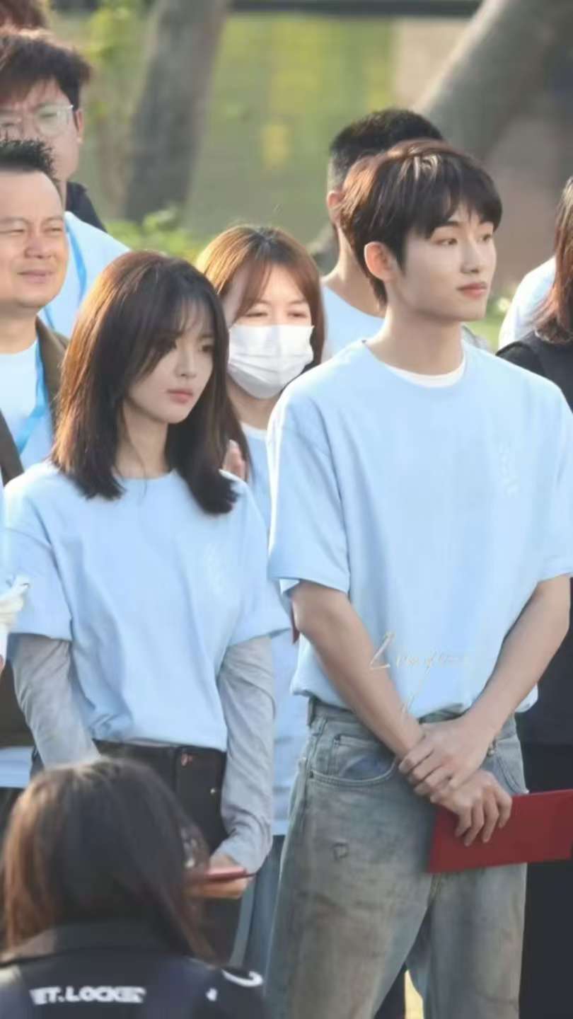 杨超越董思成开机同框照杨超越董思成新戏开机路透 杨超越董思成开机同框照来啦 