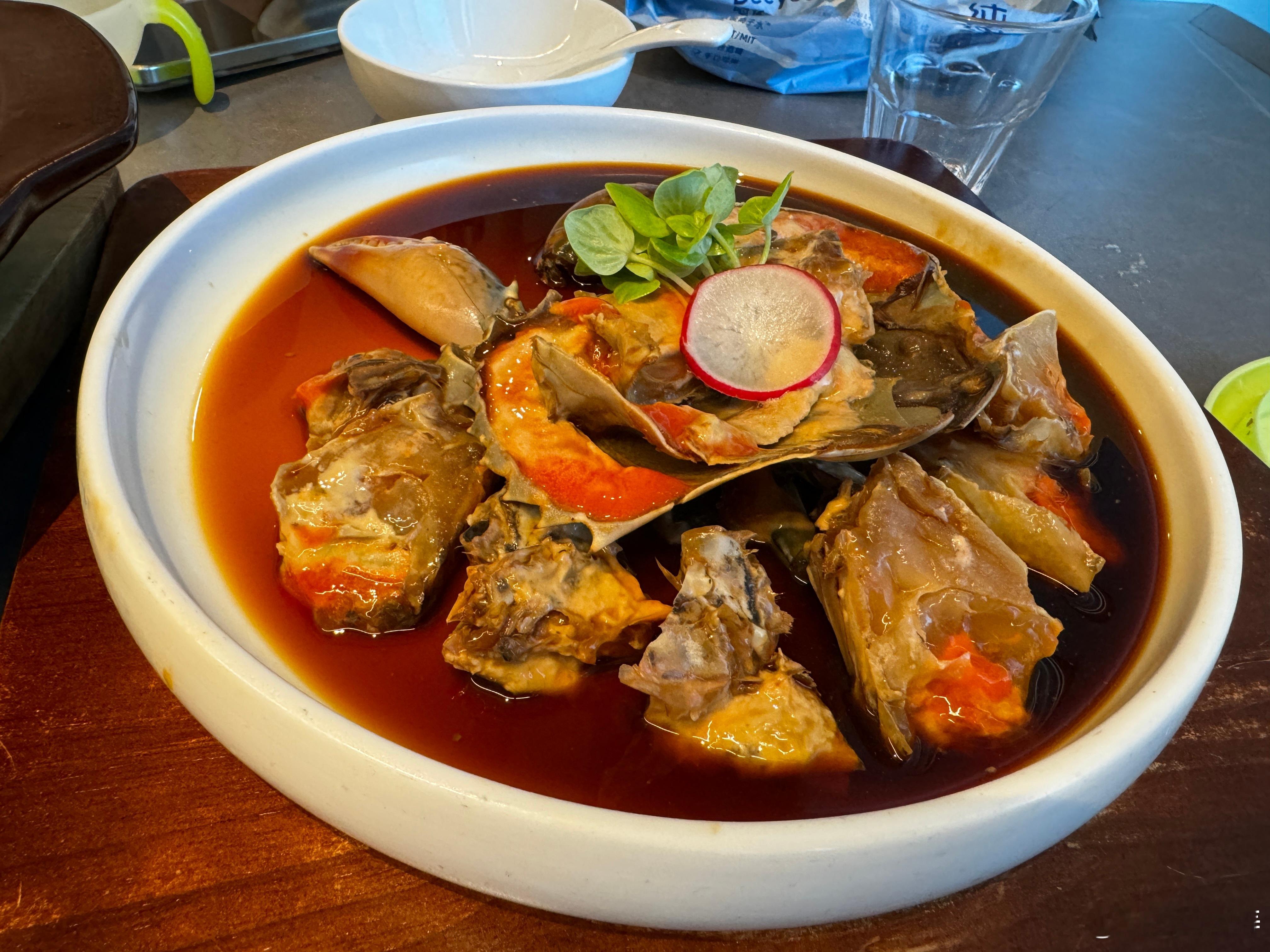 这家店的酱青蟹味道真的好吃的不行。就是排队太久，吃上一次有点费劲。娃一个人都差不