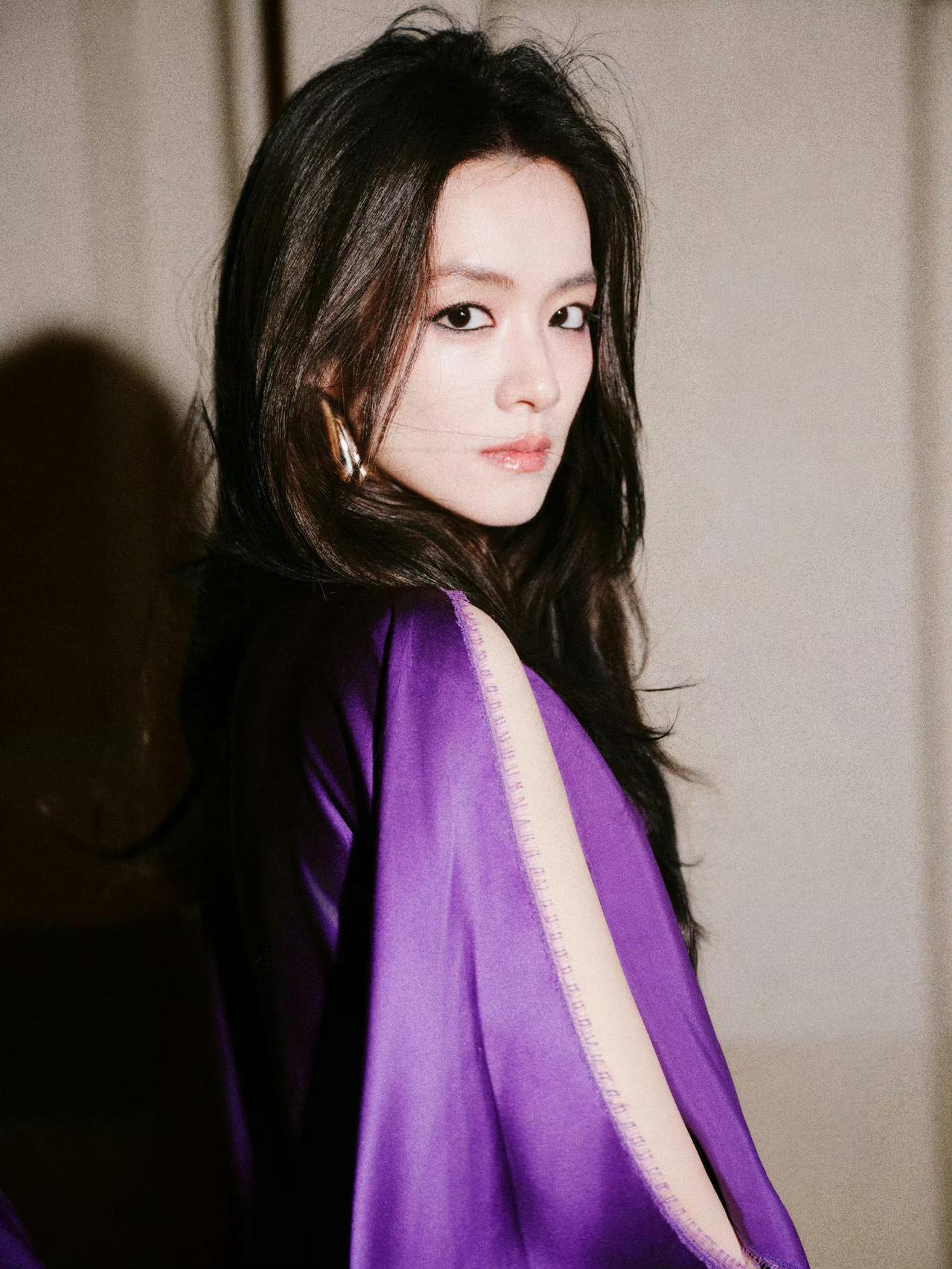 当陈昊宇选择跳出“安全区”，浓色便成了她最亮眼的表达。

一袭紫色丝缎长裙，以流