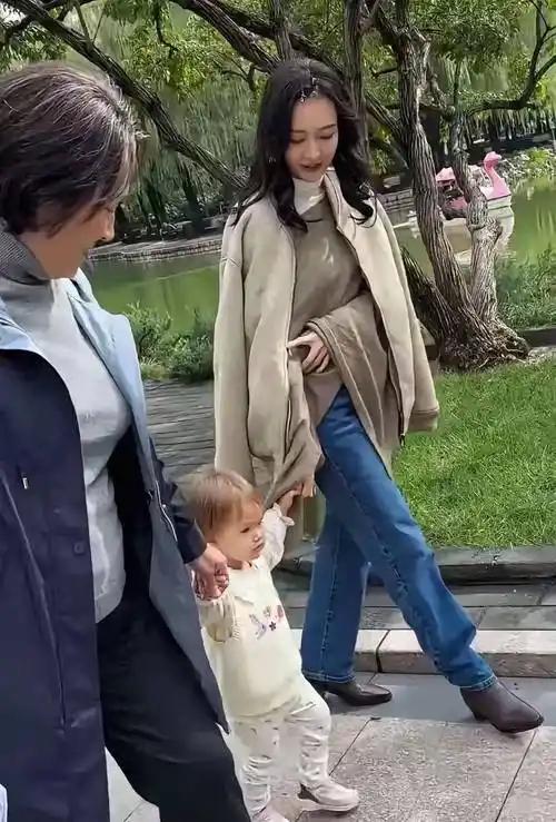 43岁王鸥带2岁女儿逛公园被拍！孩子生父是何九华？她为何始终沉默？

王鸥被拍带