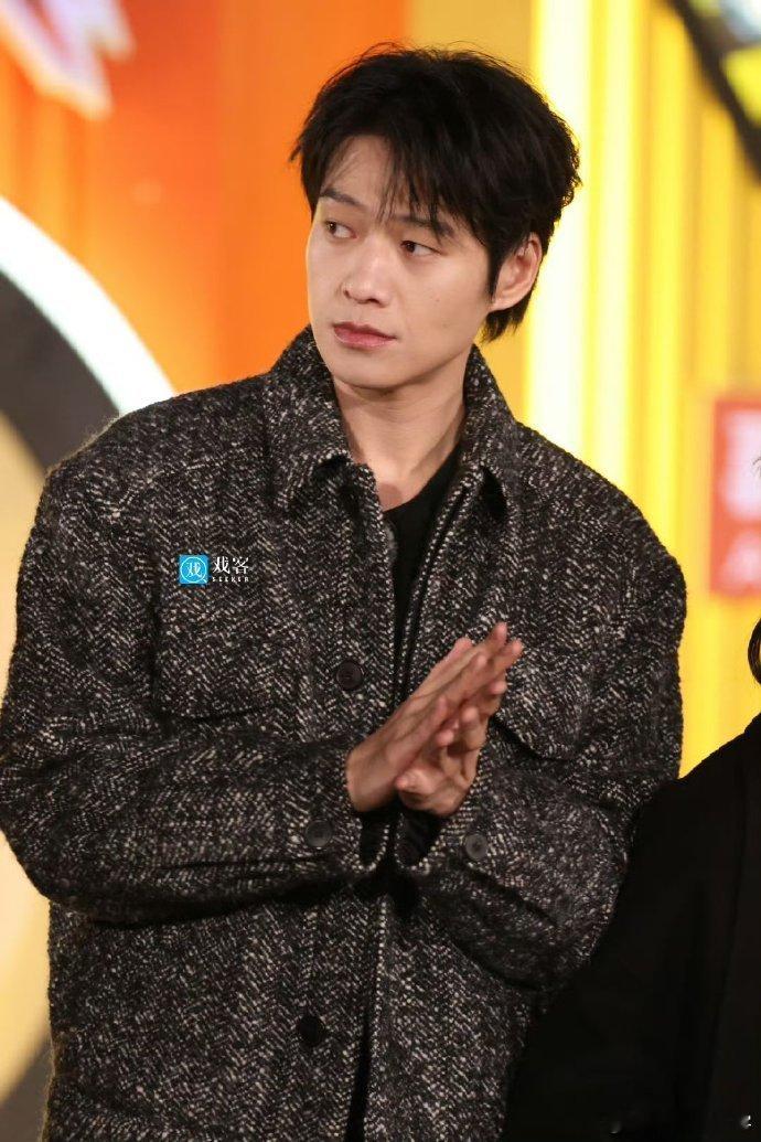 魏大勋唱青春修炼手册 谁被魏大勋清唱戳中了！周五晚高疯发布会唱青春修炼手册，肌肉