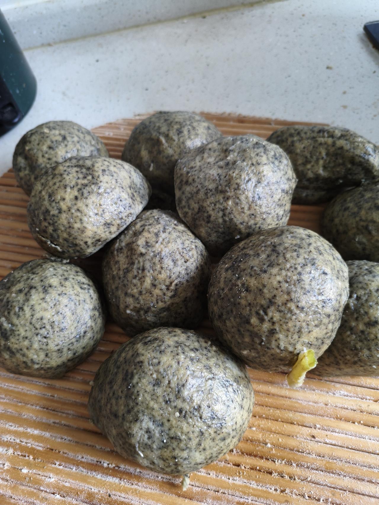 终于吃到了当年的味道！
我不爱吃买的馒头，太白，太软，没馍馍味道，好吃自己蒸的窝