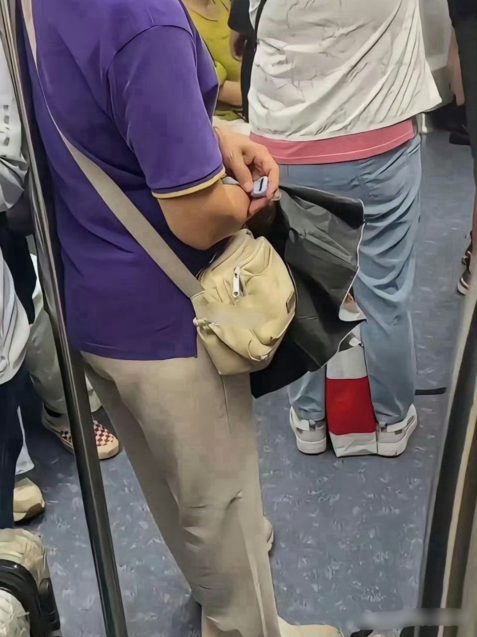 阿姨手上拿的是什么东西，看她一直在按按的 