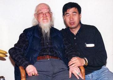 1945年，美国人汤姆在重庆摆下擂台，扬言要打败所有中国人，52岁的吕紫剑知道后
