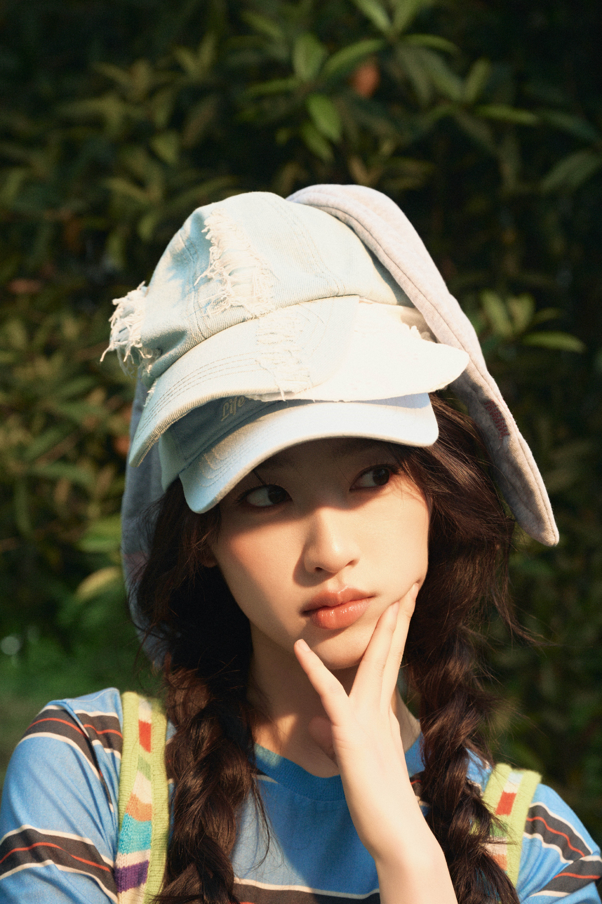 告白剧组为邓恩熙庆生上一秒还在对台词，下一秒就被蛋糕和祝福包围。邓恩熙的21岁生