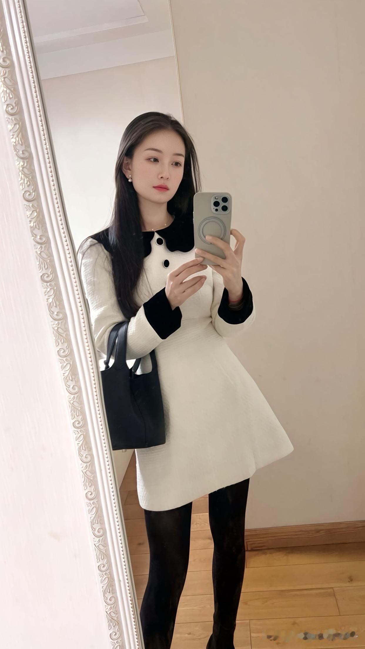 时尚圈潮流更迭，黑白搭配却始终经典。45岁的高圆圆又把黑白穿搭带火了，她的街拍造