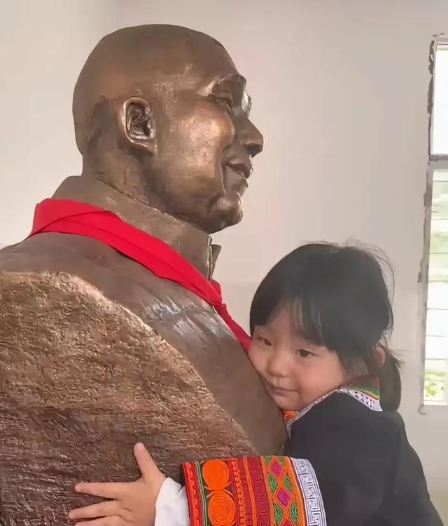 四川成都一名女子带着3岁的女儿前往大凉山景区游玩，两人走到一座石像前时，女儿突然