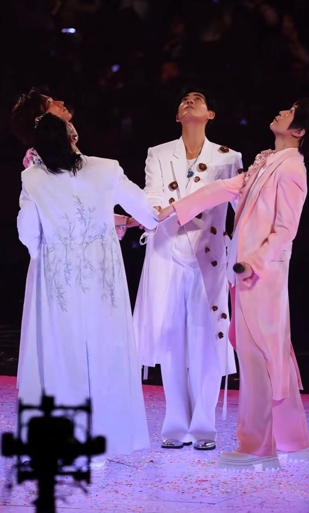 最近一直有个疑问，F4重新出道即使朱孝天不复出，三缺一不好吗？为什么非要拉个乐队