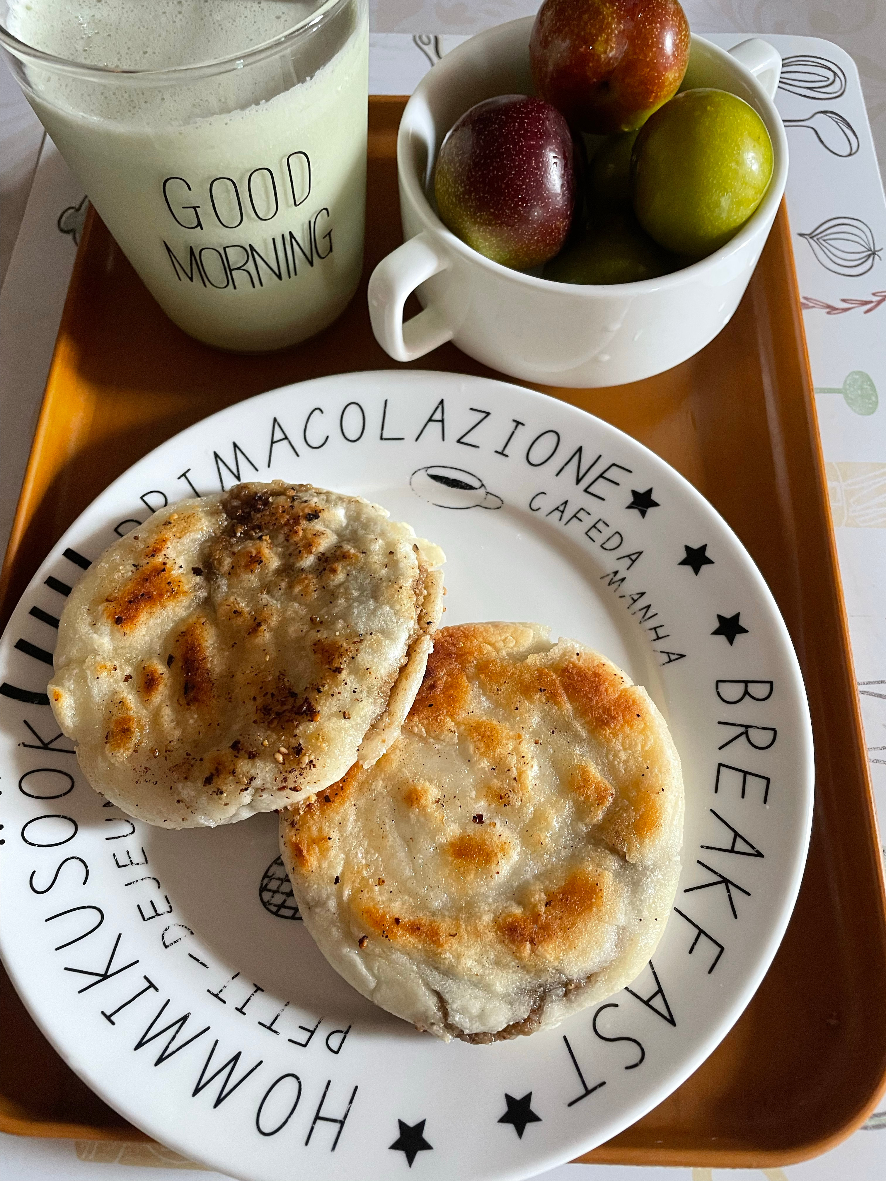 早餐吃婆婆给的芝麻糯米饼 李子 抹茶奶昔 