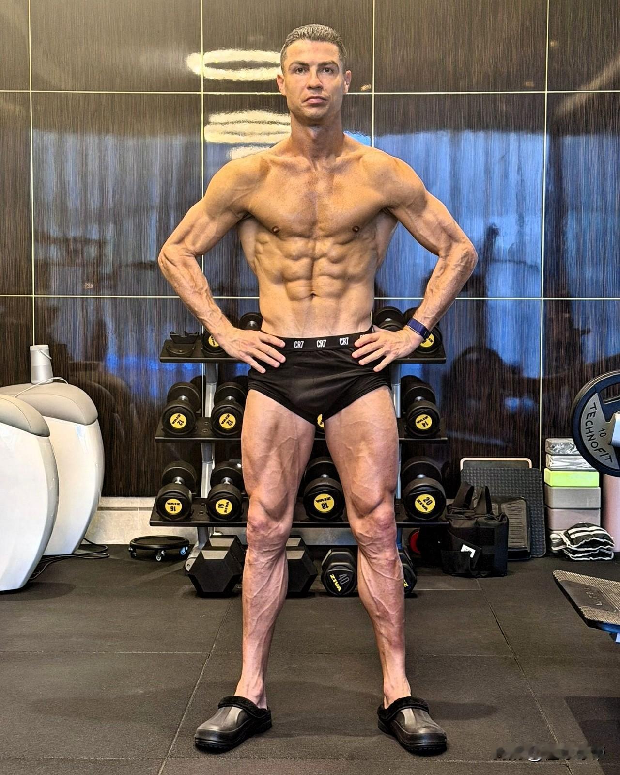 超级肌肉人，40岁的C罗晒出训练照片震惊了球迷!

今天，C罗在社媒上晒出了自己