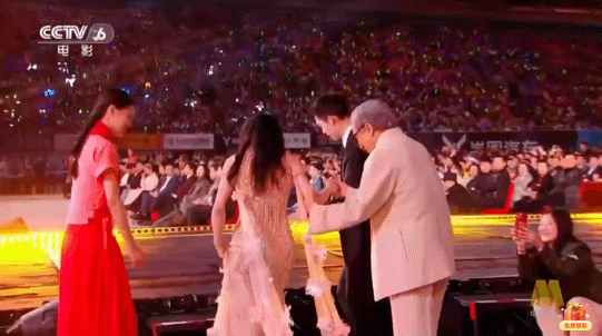 刘浩存……怎么能让成龙大哥如此谄媚……有点震撼…… ​​​