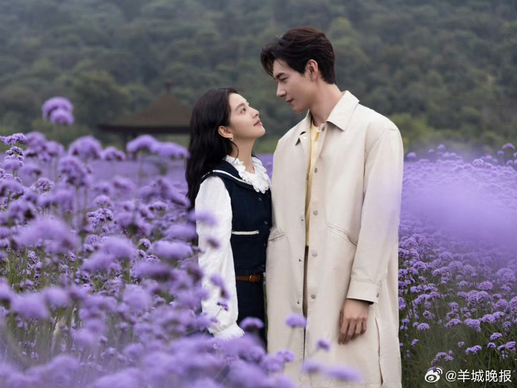 【#边追剧边赏花#】追剧的浪漫，是剧中人眉目缱绻，窗外花恰好开得温柔。跟着这些剧