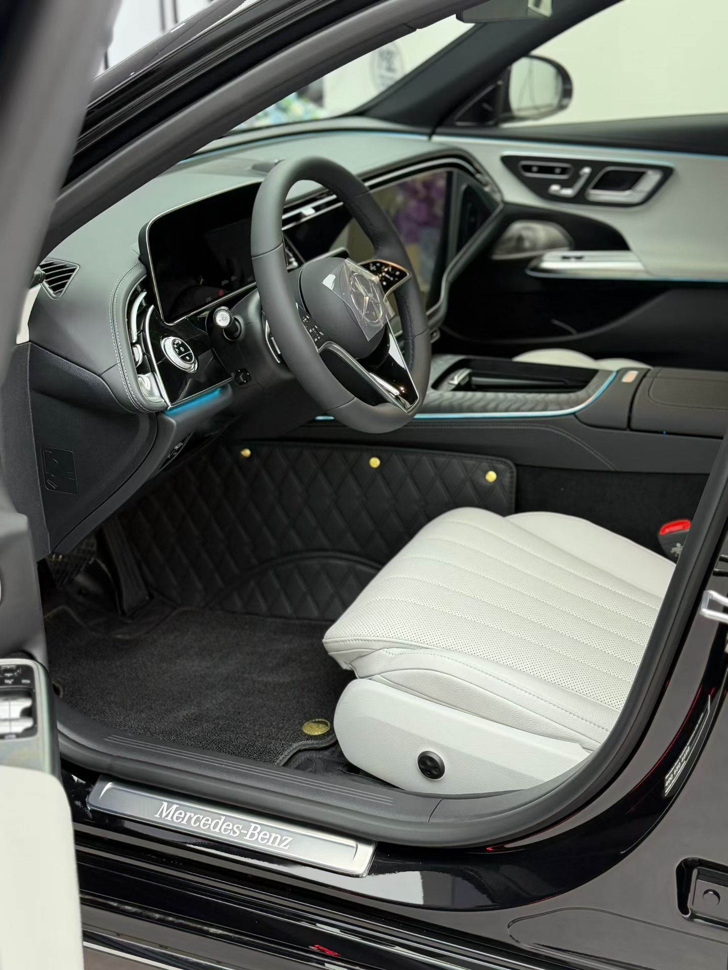 E300豪华星云灰内饰现车交付目前还有现车灰内/红内都有有品位的老板来这台车是上