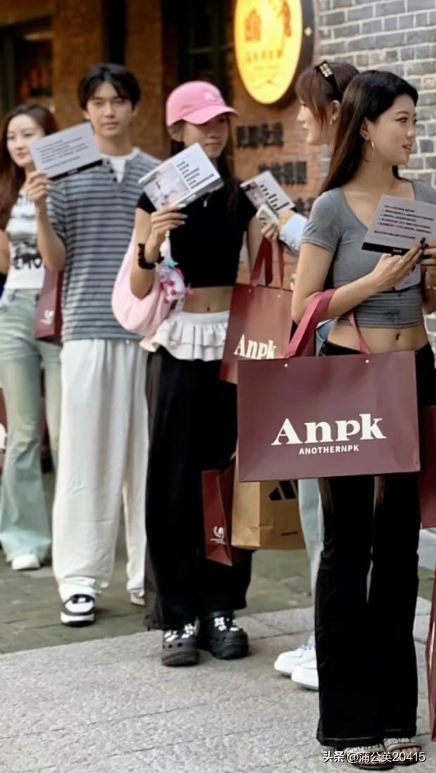 看到大连东关街众多美女帅哥排队面试，原来是国内某潮牌服装店在这招店长。

现在找