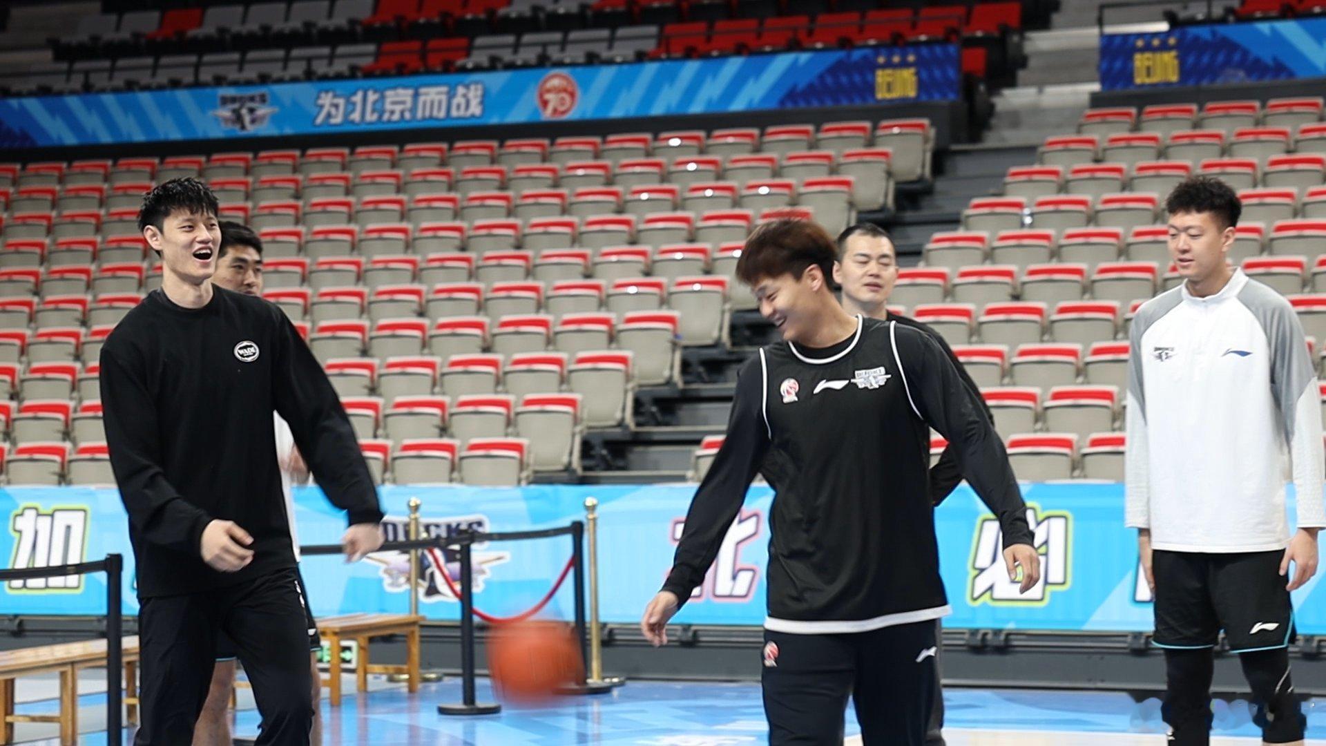 北京男篮vs北控男篮 赛前氛围相当和谐，凡博和川队也都参加训练了，肘子为赵睿献上