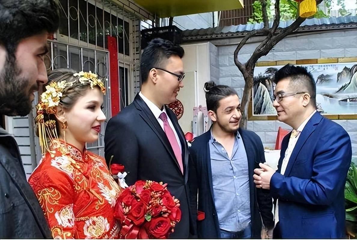 中国稳定的安全环境及较好的生活水平，吸引着世界各国不同背景的年轻女子来寻找另一伴