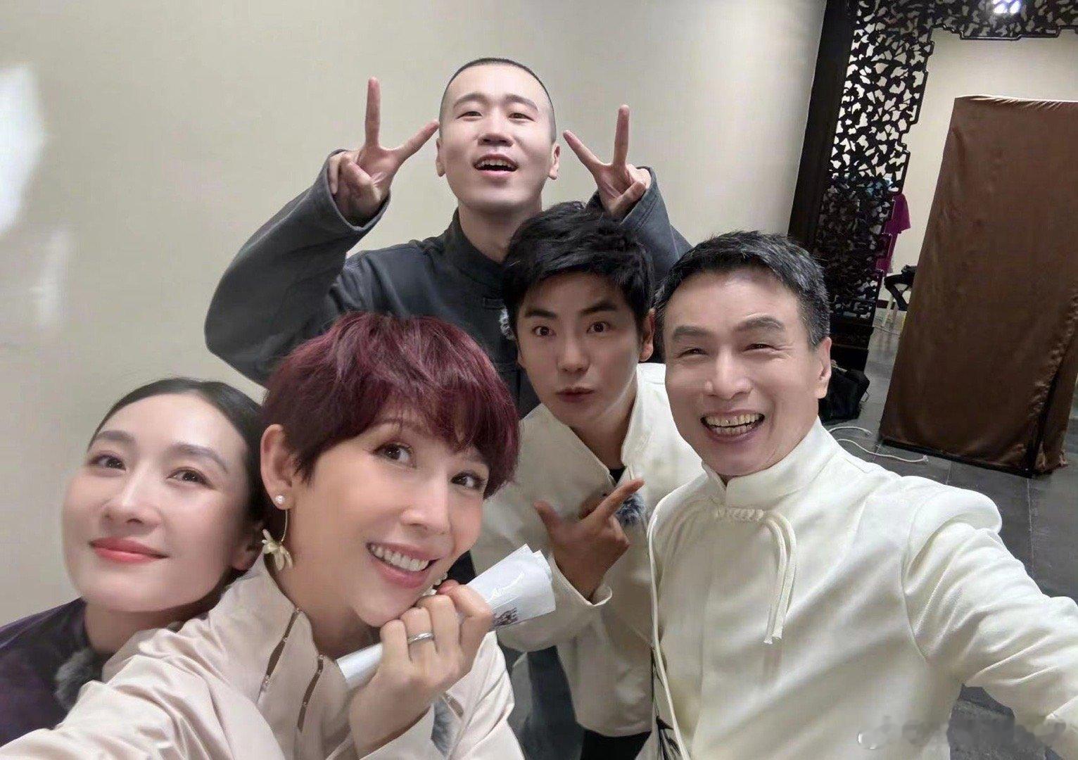 #焕新环游传阵容官宣#终于盼到了，我期待了这么长时间的甄嬛传团综就要上线啦，这么