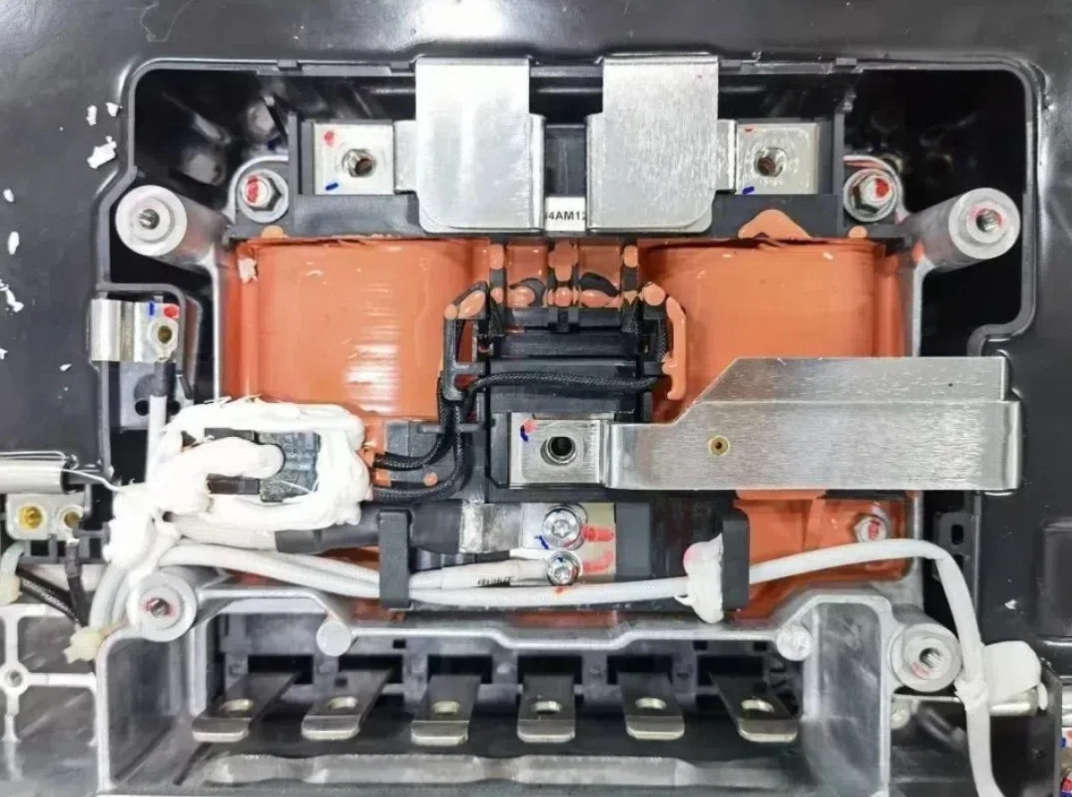 这是一台比亚迪18年电车的电控内部照片，图中占据巨大面积的橙色部分是传统的电抗器