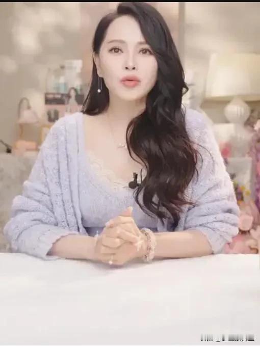 伊能静对儿子的肚脐装选择表达了坚定的支持，她认为穿衣自由是每个人的权利。她告诉儿