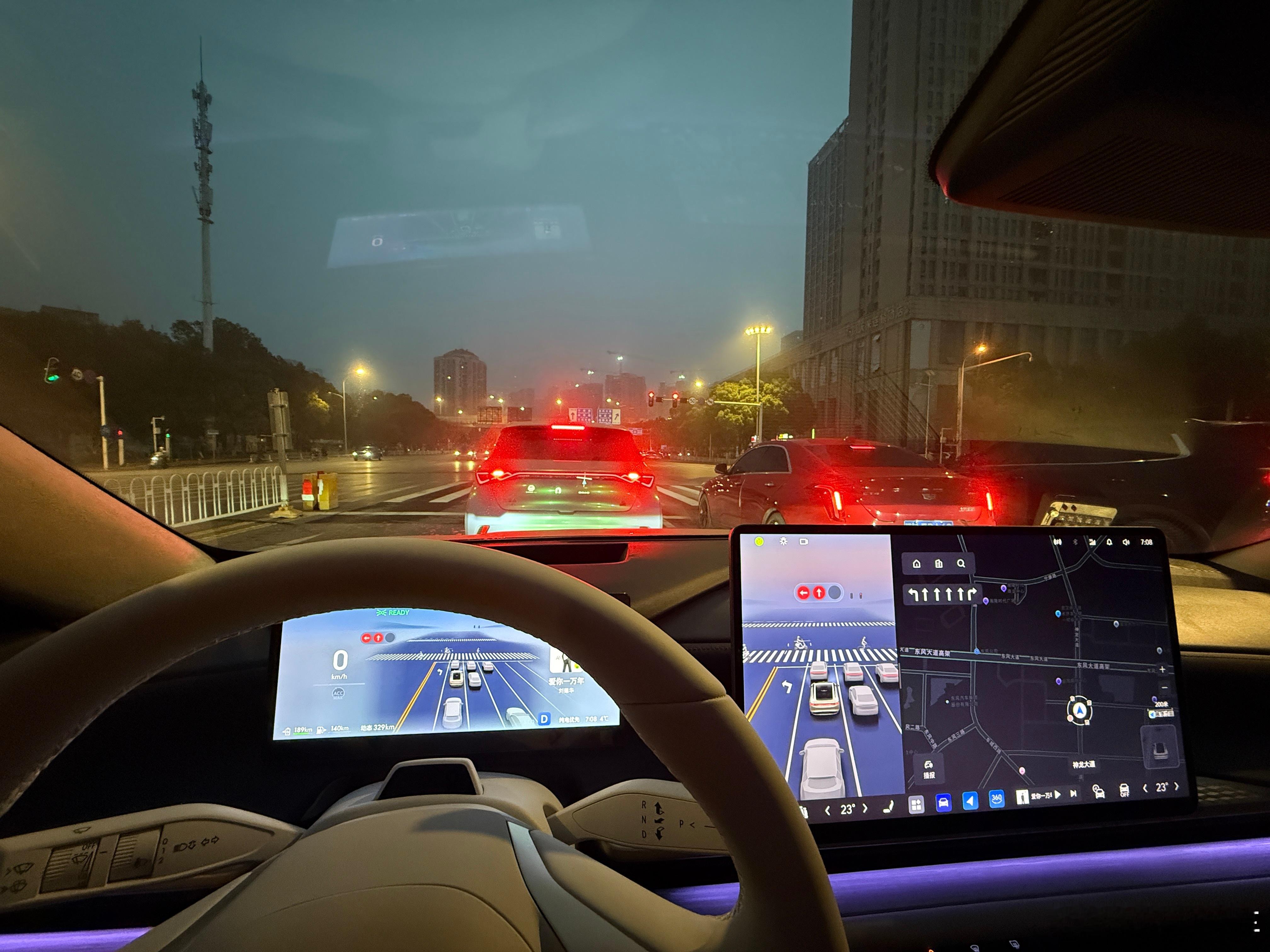 2026年第一差，这么早就开始堵车，两种人在奔波，等不急红绿灯提前下车的学生，为