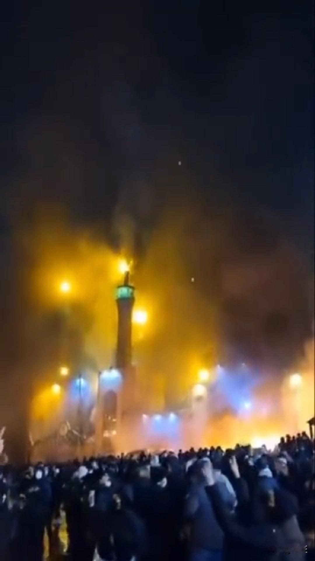 1月8日，伊朗首都德黑兰萨阿达特阿巴德广场的抗议活动中，示威者纵火焚烧了拉苏尔清