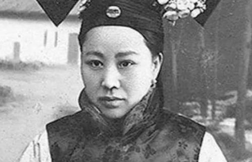 当溥仪的乳娘有2个规矩：一是喂奶，二是“毫无人性”！1908年，奶妈跟着溥仪一起