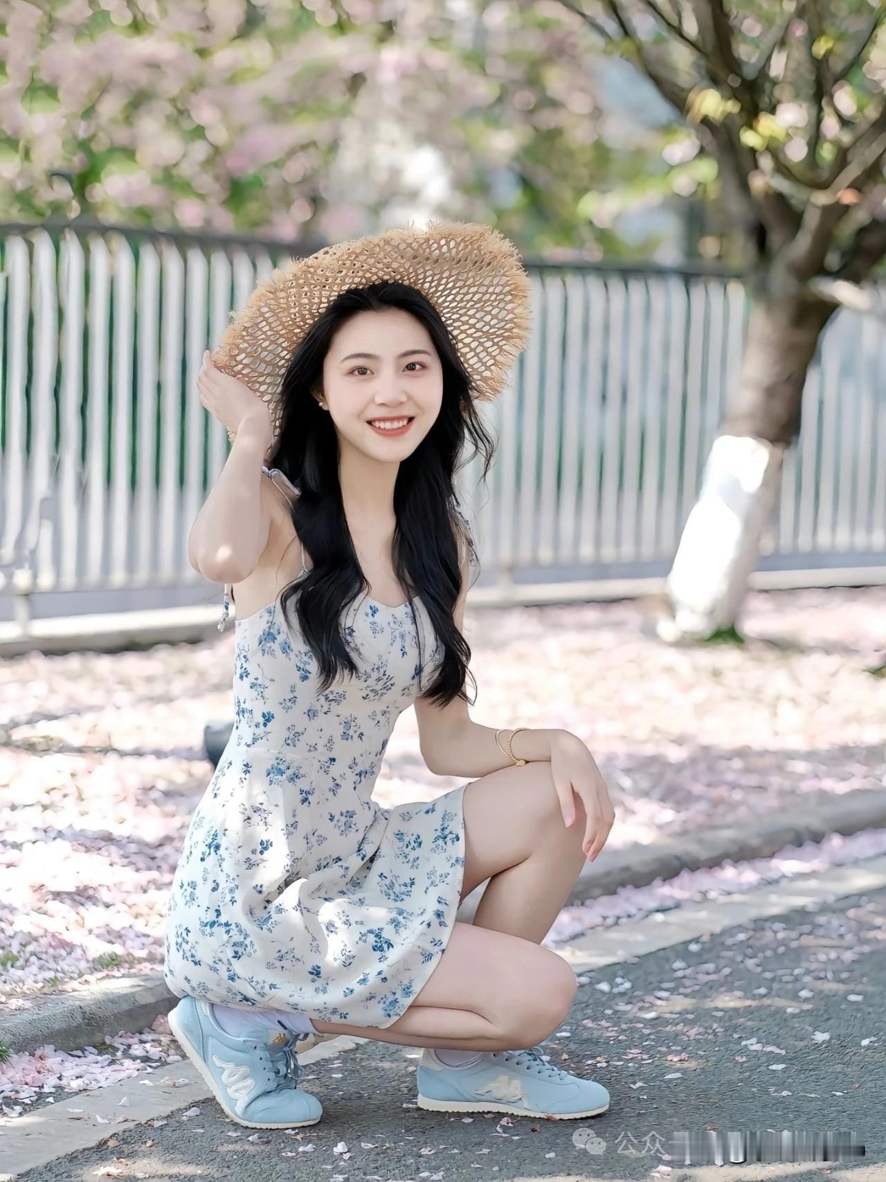 樱花树下，少女与草帽的浪漫邂逅🌸💃路过的风景樱花 樱花少女照 …田园花朵草帽