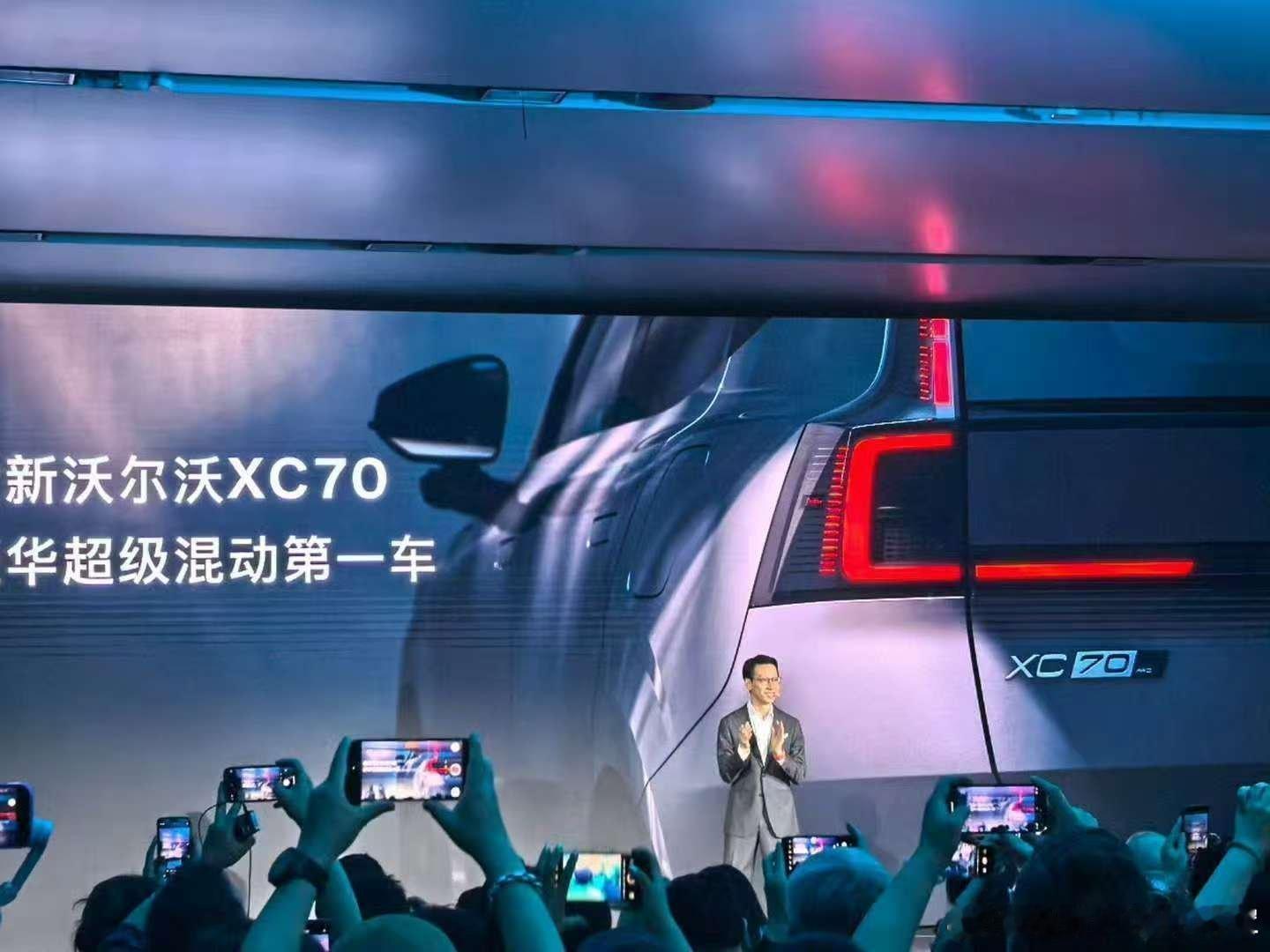 沃尔沃的插混新车xc70正式亮相了，这辆车内部代号v446k，由吉利基于cma平