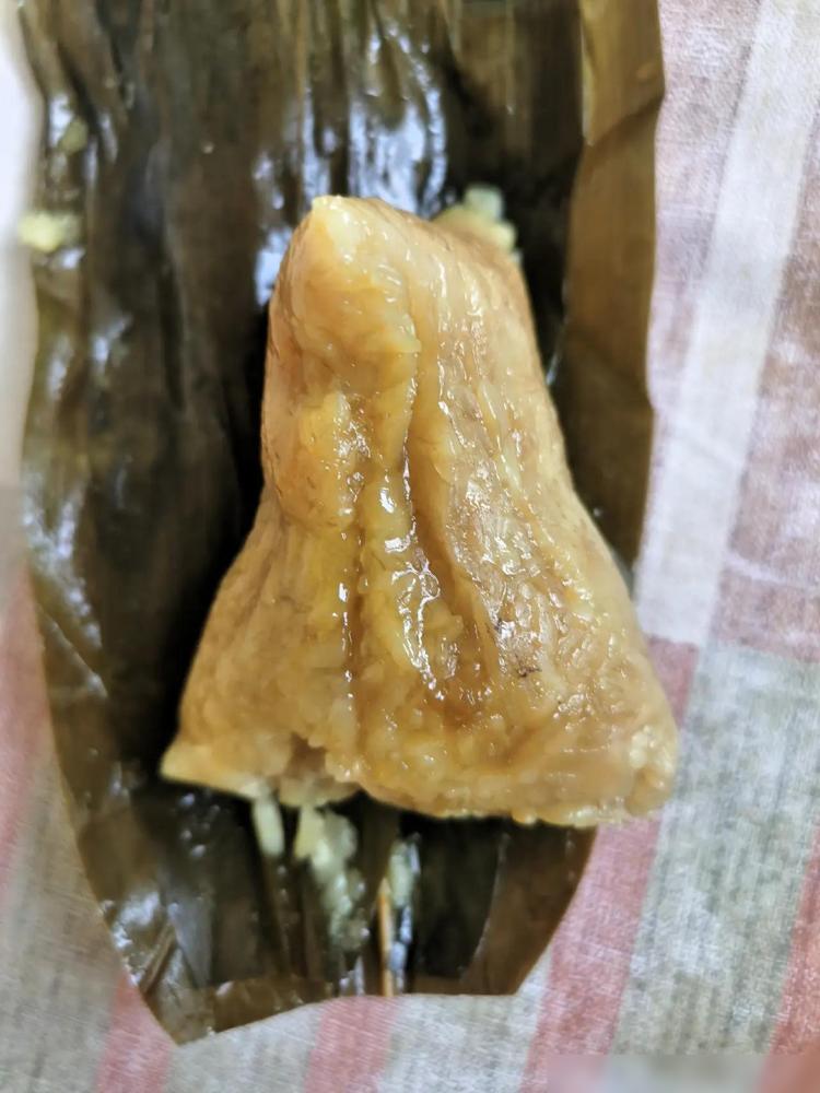 我是一个64岁的老太太，一个人生活，今年我却买了5斤糯米包粽子。

真的太懂这种