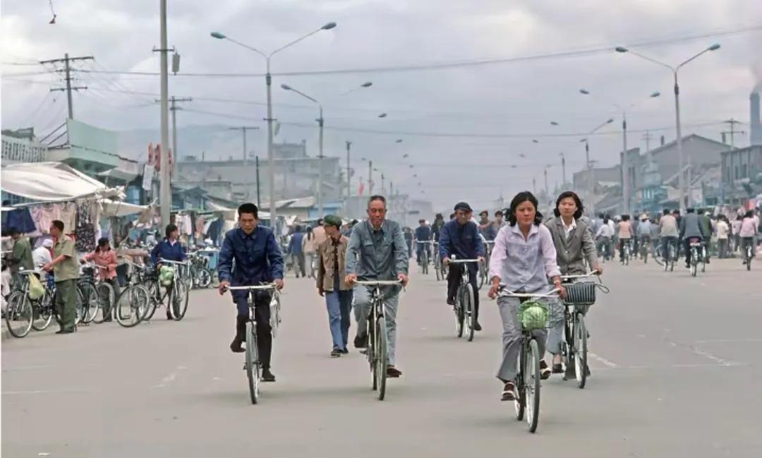 这是拍摄于20世纪八十年代的两张呼和浩特市旧城照片。大家猜猜看，这是哪条街。