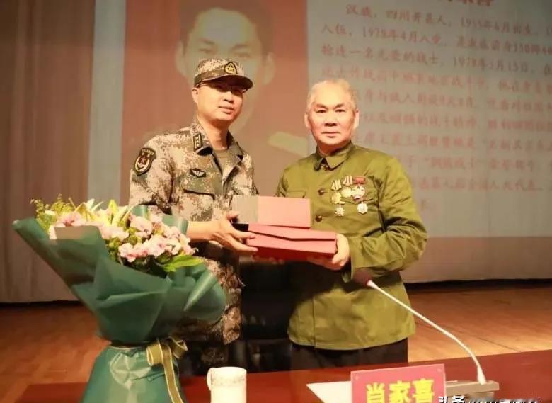 自卫反击战的硝烟散去后，咱们军队里有个士兵火了，大家都叫他“钢铁战士”，在部队里