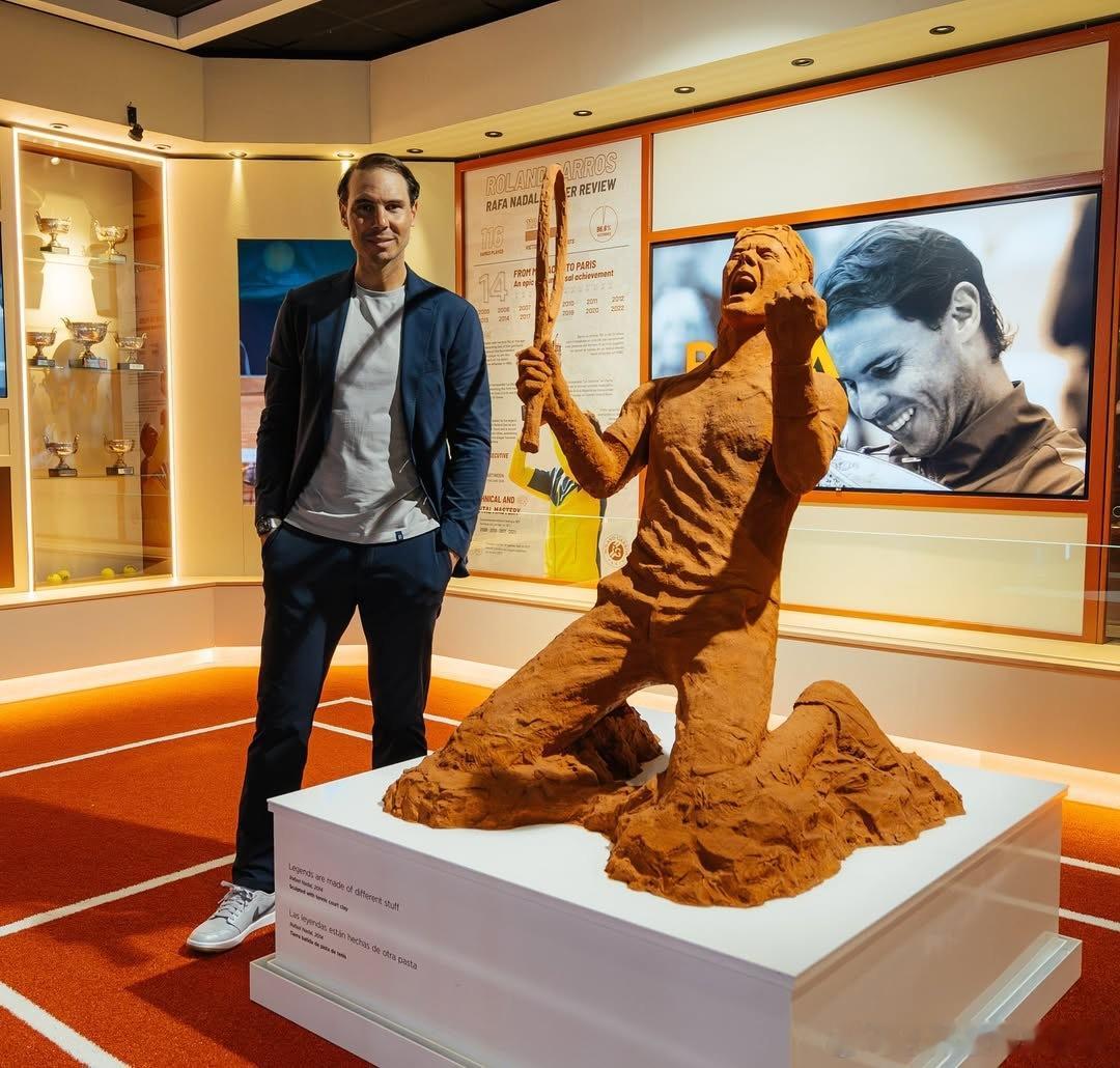 纳达尔与他的雕像🗿这个雕像像吗？我感觉一点不像纳达尔会不会不满意？😂纳达尔[