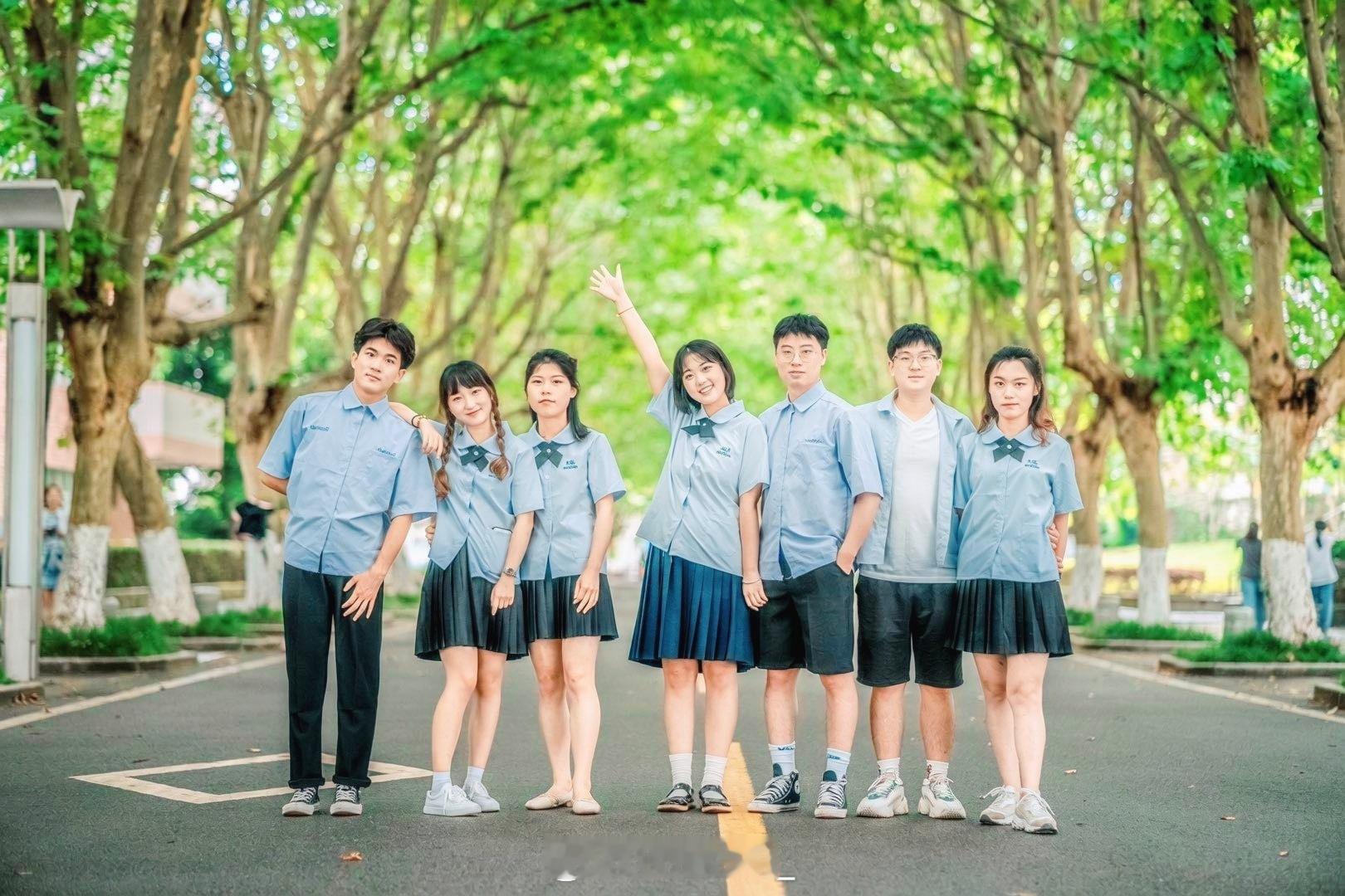四川农业大学雅安校区 梧桐把夏天的阳光筛成碎金，落在我们并肩站着的这条路上。风从