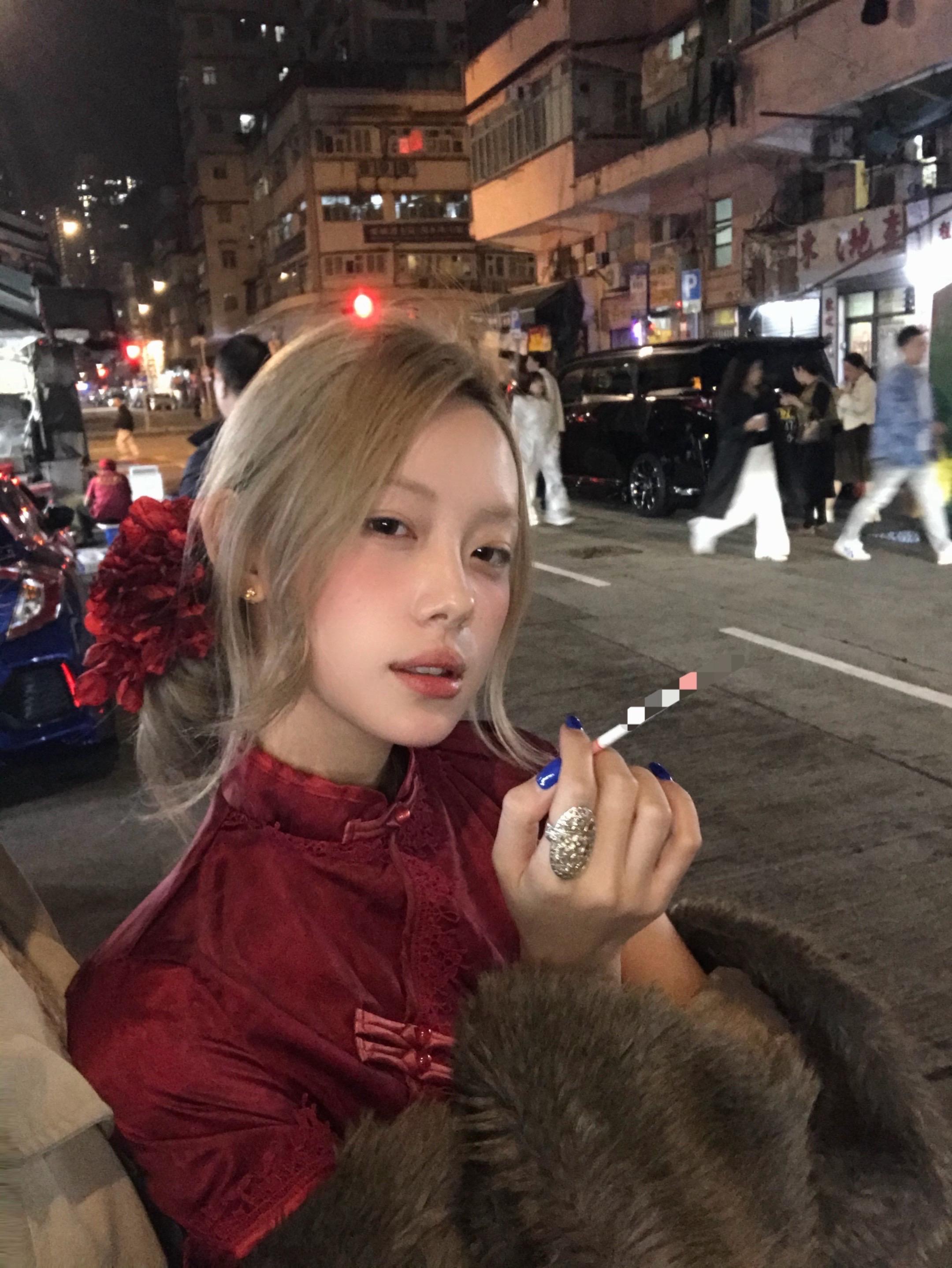 香港街头来了位中华娘