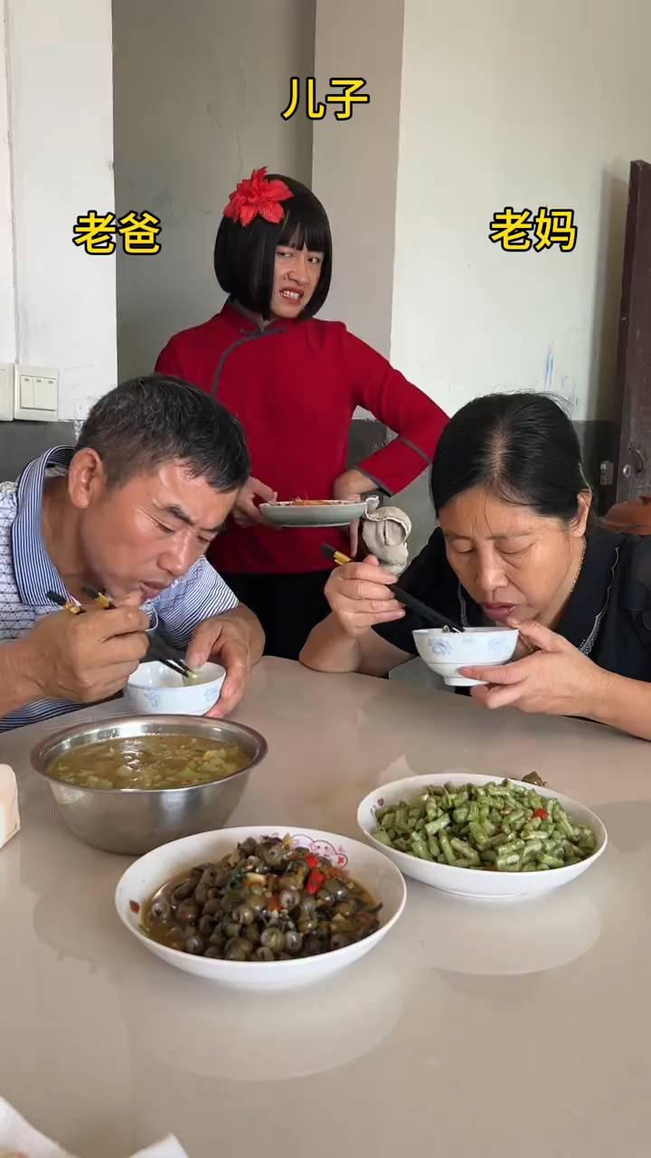儿子，老妈，老爸，你说发了工资后带我去旅游，谁知道这是给我最大的忽悠。口口声声对