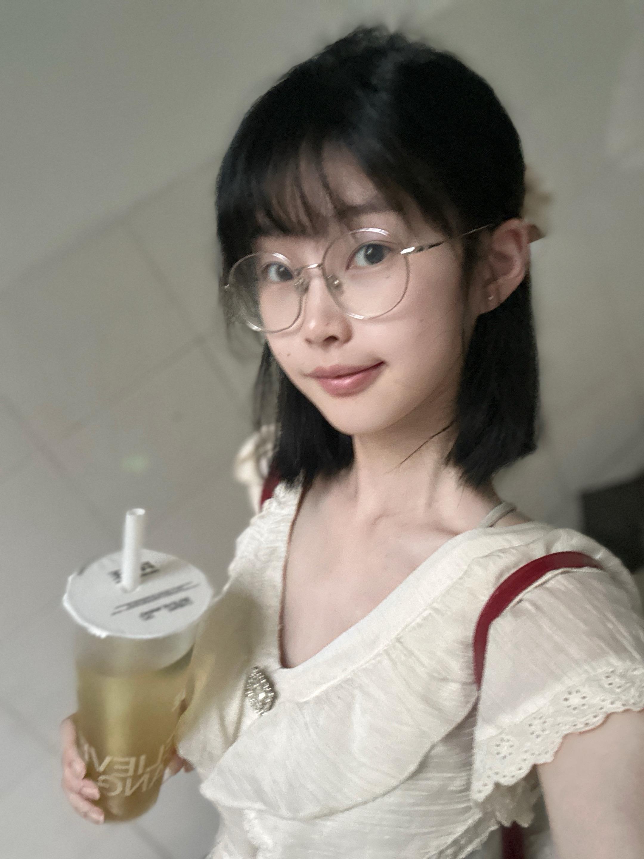 我今天开始遵循小猫生活法则：1.平等地瞧不起任何人 2.多睡觉 3.多...