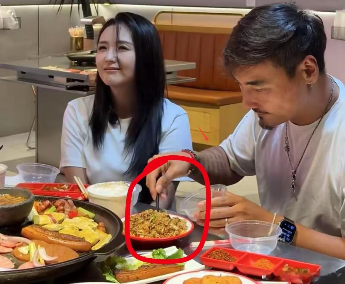 何洁瘦下来在饭桌上不太敢吃饭，女明星也蛮辛苦的，为了赚钱，想吃的也不能吃太多。 