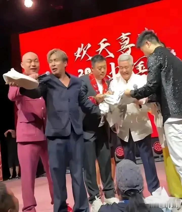 新加坡演出现场惊现名场面！

赵本山带领徒弟谢幕时，台下突然飞上来一只鞋，全场瞬