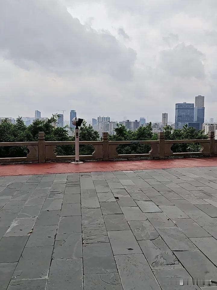 不想下山，很享受坐在这山林间，微风轻拂，空气清新，脑袋放空，心情舒畅！
    