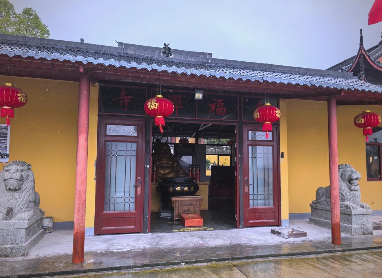 我认为宅家躺平，今天早上去了一次新登！
广福禅寺位于浙江省杭州市富阳区新登城南的